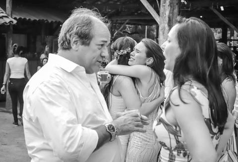 noivos mélani e pedro durante celebração de casamento com o recepção do casamento de mélani e pedro na fazenda engenho em piracema minas gerais , abraço da madrinha chorando na noiva
'