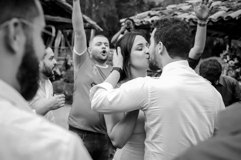 noivos mélani e pedro durante celebração de casamento com o recepção do casamento de mélani e pedro na fazenda engenho em piracema minas gerais , noivos se beijando
'