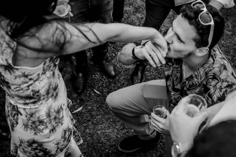 noivos mélani e pedro durante celebração de casamento com o recepção do casamento de mélani e pedro na fazenda engenho em piracema minas gerais , convidado dando beijo em sua namorada
'