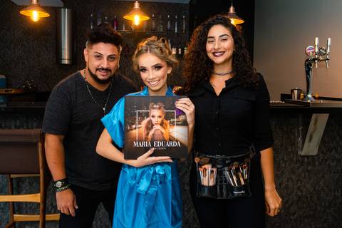 Aniversário Maria Eduarda 15 anos - A Maquiagem ficou por conta da talentosa Barbara Kallil e as Madeixas com Geferson Ramos - Em suas mãos um álbum Exclusivo do Fotografo Marcelo Fabiano'