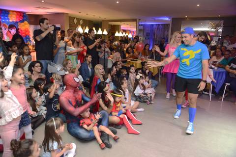 Lucacs Neto um Youtuber amado pela criançada,esteve na festa do Gabriel e da Mirela no Tivoli Buffet - Foto e Vídeo: Marcelo Fabiano Fotografia- Estrela Festas Luzania - Tiago Eventos som e Luz - Grupo Hora de Brincar'