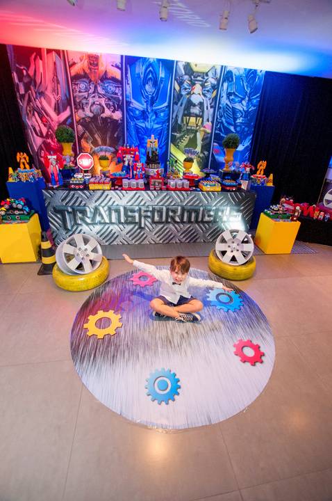 O Vittorio se sentindo um verdadeiro Transforme com essa linda decoração da Party Decor - Tivoli Buffet - Marcelo Fabiano Fotografia - Santos S.p '