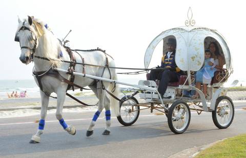 Um verdeira festa de princesa com direito a carruagem - Fotografia infantil Baixada -
 Santista - Marcelo Fabiano Fotografia - Cabines e Totens Fotográficos '