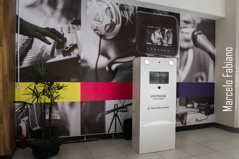 Espelho Mágico,Cabines e totens fotográficos,para eventos corporativos em Santos,região e Grande São Paulo - Marcelo Fabiano Fotografia '