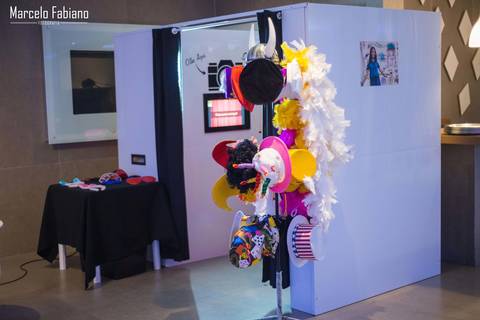 A Cabine de fotos faz toda a diferença em uma festa,fotos ilimitadas e impressas na hora,entre em contato e reserve sua data 13-3028-9151 - Marcelo Fabiano Fotografia - O diferencial do seu evento'