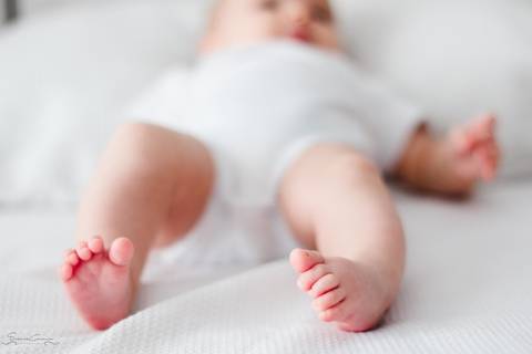 fotografia infantil, fotos de familia, fotos em família, fotografia de familia, fotografia lifestyle, fotografia em casa, ensaio fotográfico família, fotografia detalhe pezinho do bebe'