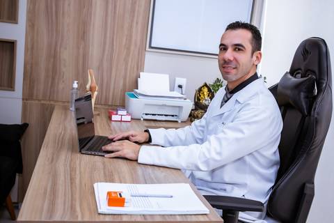 Ensaio corporativo masculino feito no consultório do cliente'