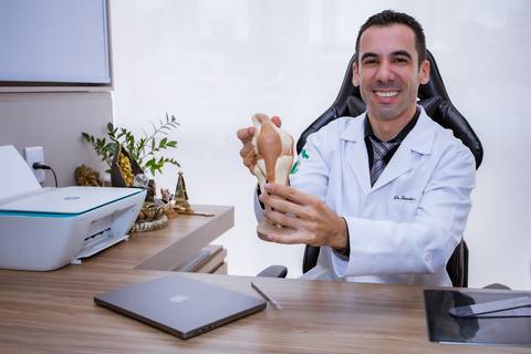 Ensaio corporativo masculino feito no consultório do cliente'