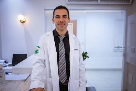 Ensaio corporativo masculino feito no consultório do cliente'