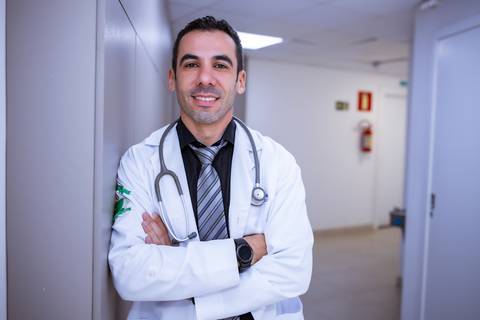 Ensaio corporativo masculino feito no consultório do cliente'