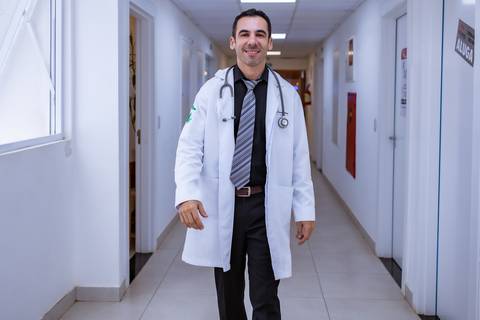 Ensaio corporativo masculino feito no consultório do cliente'