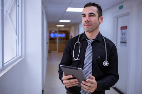 Ensaio corporativo masculino feito no consultório do cliente'