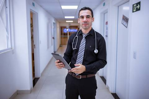 Ensaio corporativo masculino feito no consultório do cliente'