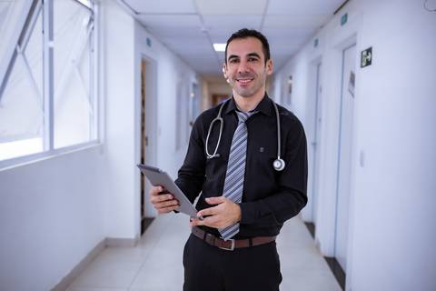 Ensaio corporativo masculino feito no consultório do cliente'