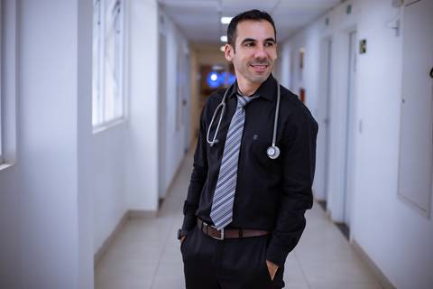 Ensaio corporativo masculino feito no consultório do cliente'