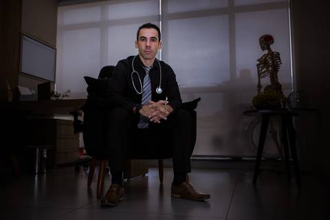 Ensaio corporativo masculino feito no consultório do cliente'