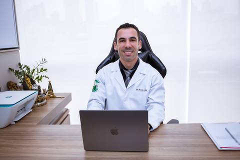 Ensaio corporativo masculino feito no consultório do cliente'