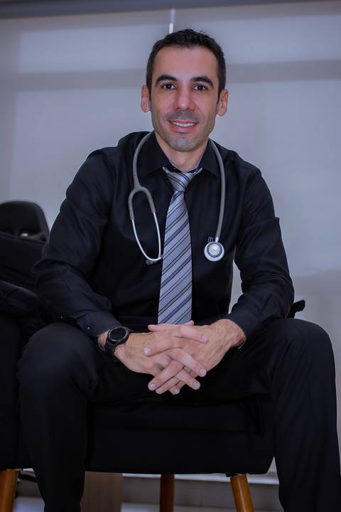 Ensaio corporativo masculino feito no consultório do cliente'