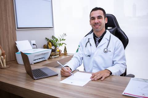 Ensaio corporativo masculino feito no consultório do cliente'