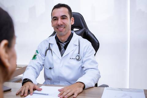 Ensaio corporativo masculino feito no consultório do cliente'