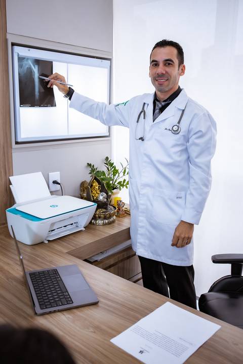 Ensaio corporativo masculino feito no consultório do cliente'