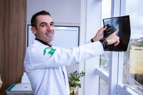 Ensaio corporativo masculino feito no consultório do cliente'