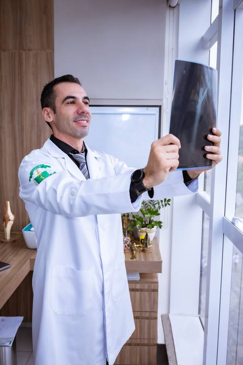 Ensaio corporativo masculino feito no consultório do cliente'