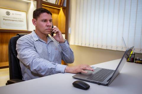 Ensaio corporativo masculino feito no consultório do cliente'