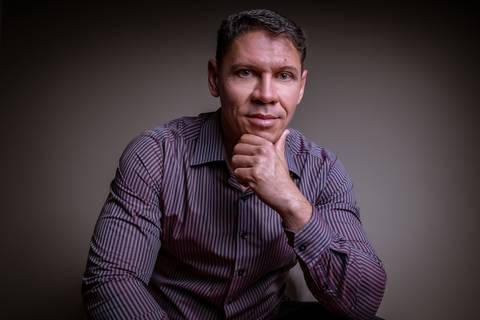 Ensaio corporativo masculino feito no consultório do cliente'