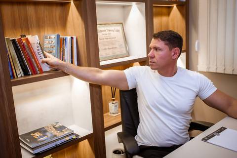 Ensaio corporativo masculino feito no consultório do cliente'