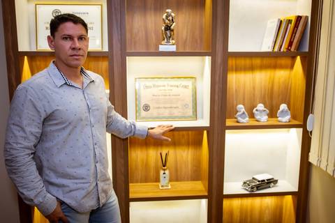 Ensaio corporativo masculino feito no consultório do cliente'