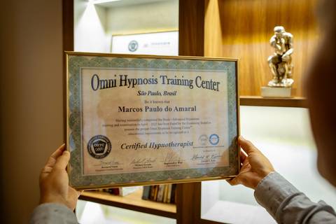 Ensaio corporativo masculino feito no consultório do cliente'