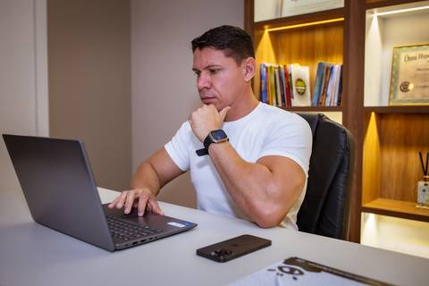 Ensaio corporativo masculino feito no consultório do cliente'