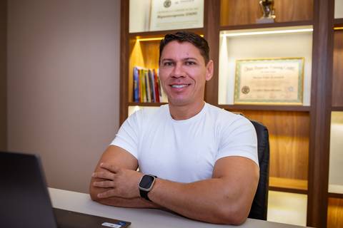 Ensaio corporativo masculino feito no consultório do cliente'