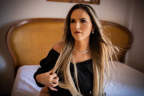 Ensaio feminino feito na casa da cliente'