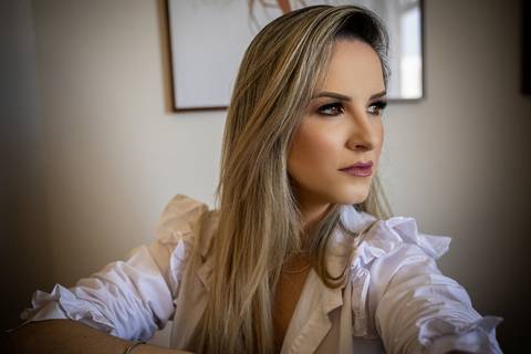 Ensaio feminino feito na casa da cliente'