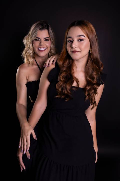 Ensaio mãe e filha. Fotografia Feminina. Fotos para Dia das Mães. Fotos de Estúdio. Mãe e Filha.'