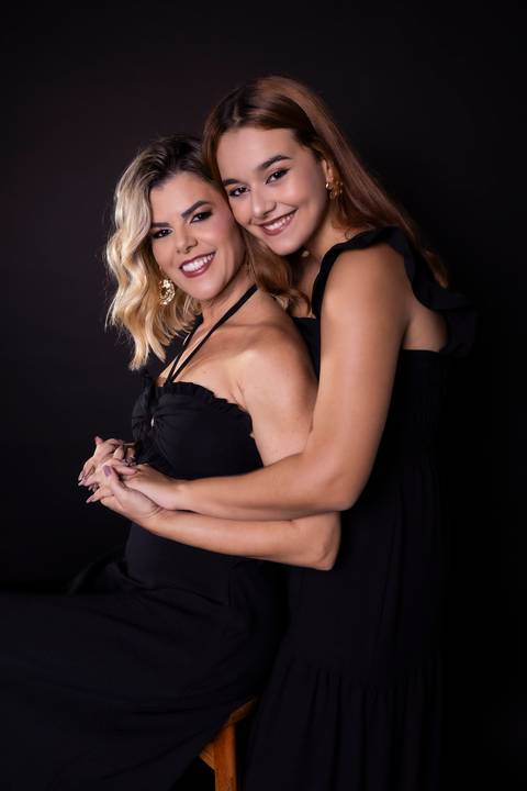Ensaio mãe e filha. Fotografia Feminina. Fotos para Dia das Mães. Fotos de Estúdio. Mãe e Filha.'