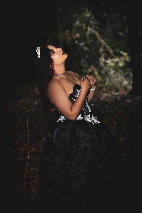 Ensaio Feminino. Fotos Externas. Ensaio Gótico. Bom Despacho.'