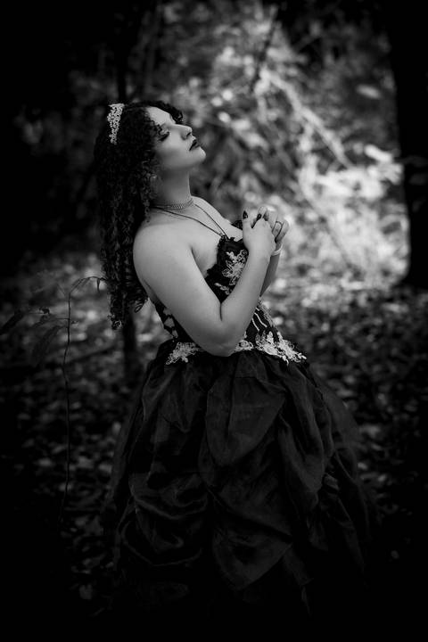 Ensaio Feminino. Fotos Externas. Ensaio Gótico. Bom Despacho.'