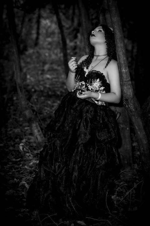 Ensaio Feminino. Fotos Externas. Ensaio Gótico. Bom Despacho.'