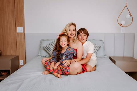 Ensaio De Família. Fotos femininas. Fotos em Casa. Bom Despacho. Renata Bridges'