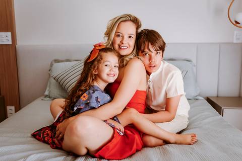 Ensaio De Família. Fotos femininas. Fotos em Casa. Bom Despacho. Renata Bridges'