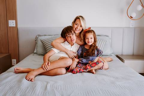 Ensaio De Família. Fotos femininas. Fotos em Casa. Bom Despacho. Renata Bridges'