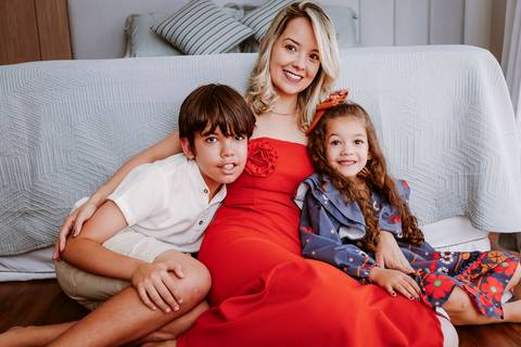 Ensaio De Família. Fotos femininas. Fotos em Casa. Bom Despacho. Renata Bridges'