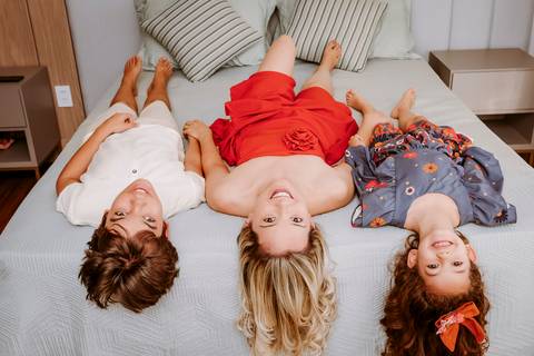 Ensaio De Família. Fotos femininas. Fotos em Casa. Bom Despacho. Renata Bridges'