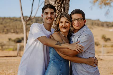 Ensaio de Família. Foto com filhos. Fotos na natureza. Ensaio de aniversário. Fotos de aniversário. Fotos em Bom Despacho. Renata Bridges.'