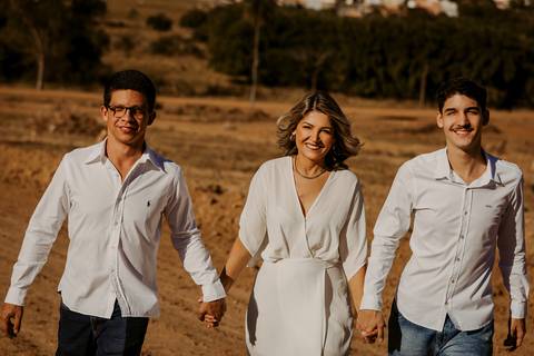 Ensaio de Família. Foto com filhos. Fotos na natureza. Ensaio de aniversário. Fotos de aniversário. Fotos em Bom Despacho. Renata Bridges.'