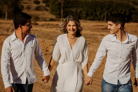 Ensaio de Família. Foto com filhos. Fotos na natureza. Ensaio de aniversário. Fotos de aniversário. Fotos em Bom Despacho. Renata Bridges.'