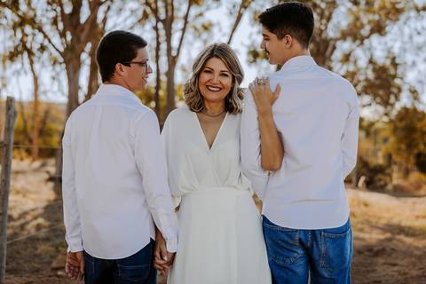 Ensaio de Família. Foto com filhos. Fotos na natureza. Ensaio de aniversário. Fotos de aniversário. Fotos em Bom Despacho. Renata Bridges.'